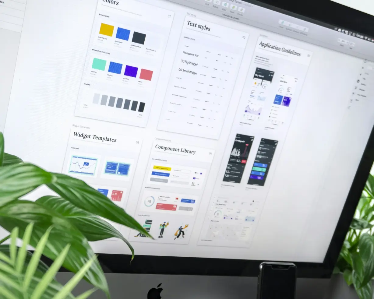 Skærm med designsystem, farver og komponenter til appdesign. Foto: Balázs Kétyi / Unsplash